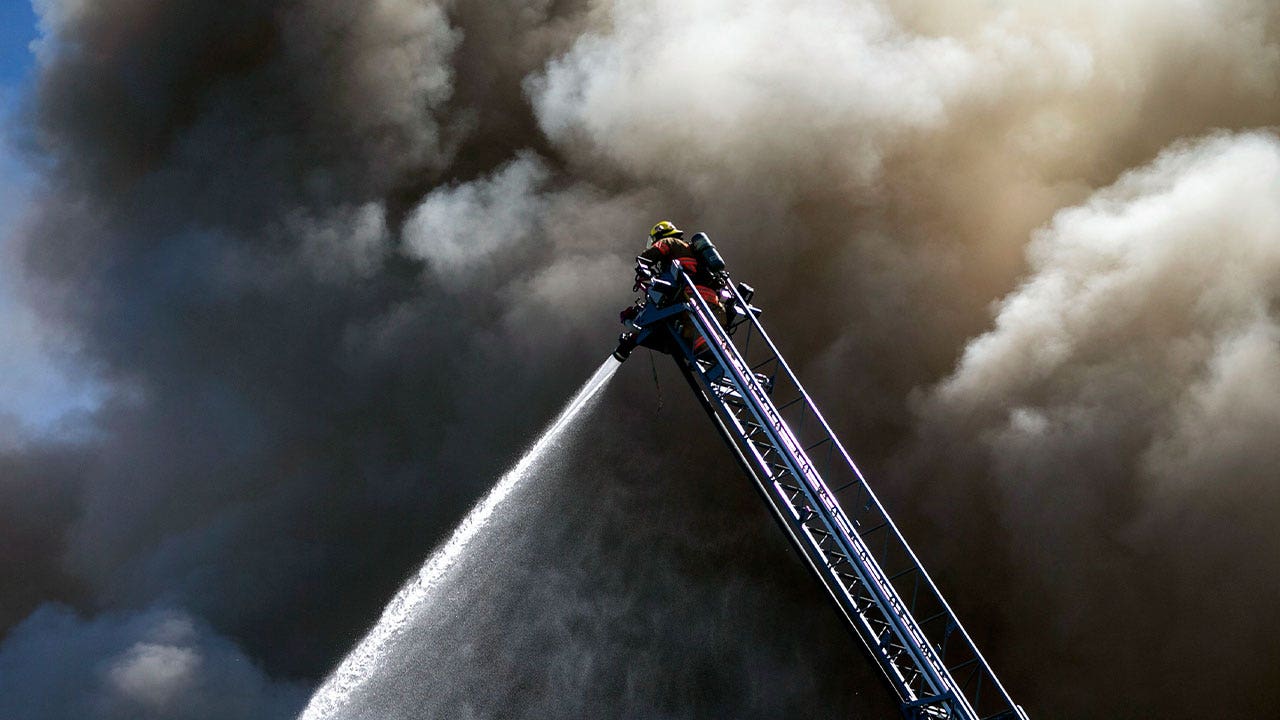 Portland firefighters rescue over a dozen people, 3 dogs from major apartment fire