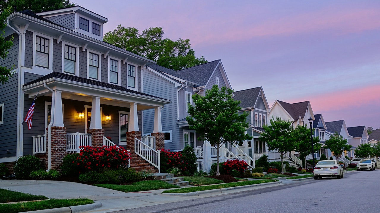 Single Mom Banning Neighbor With Big Family Using Her Driveway Cheered