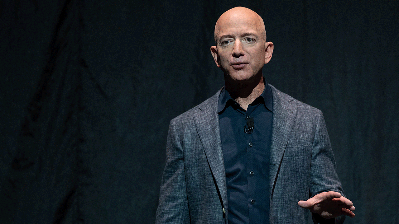 Jeff Bezos berbicara di sebuah acara