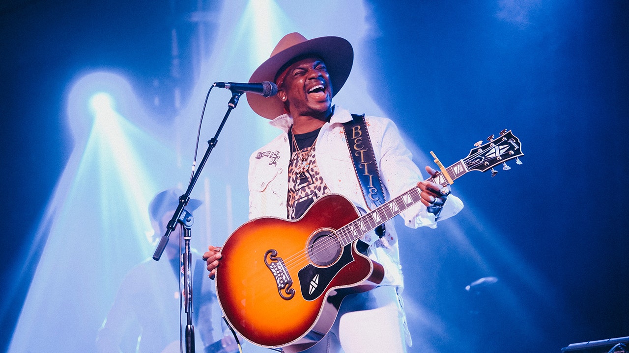 Country singer Jimmie Allen gets mixed reactions after announcing comedy tour amid sexual assault allegations