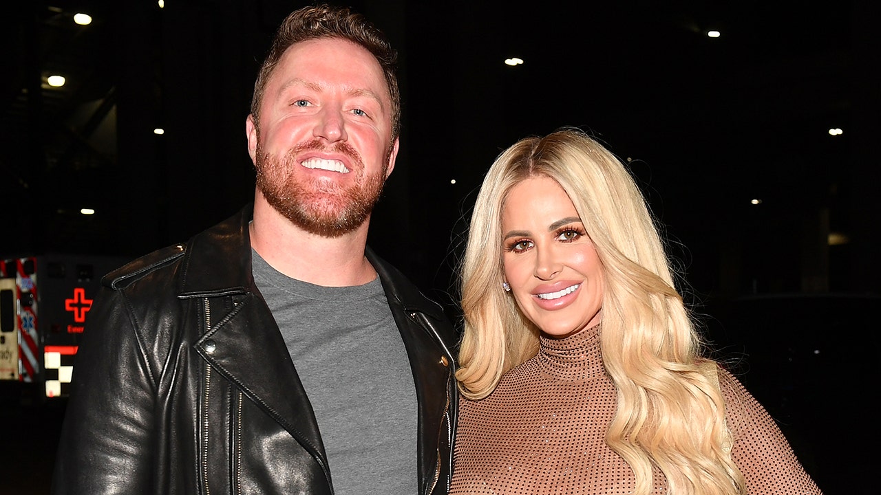 Kroy Biermann demands divorce from Kim Zolciak as Real Housewives alum reveals theyre still intimate Fox News picture picture