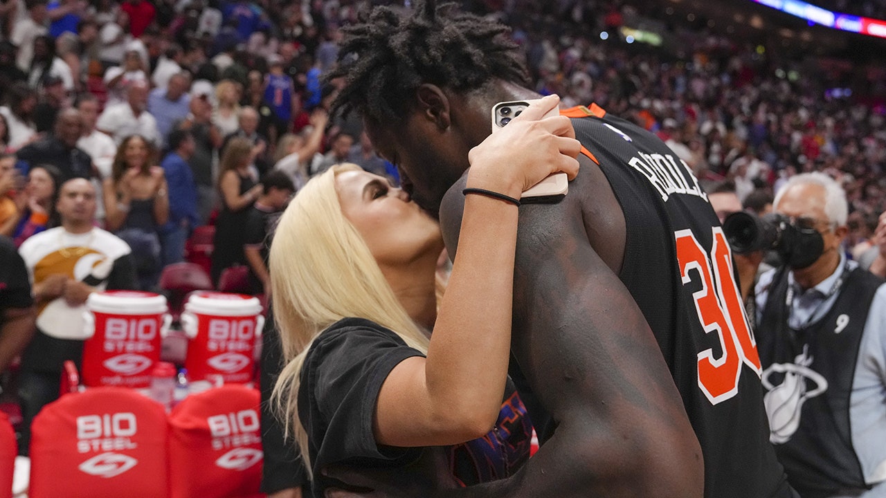 Ex-NBA player criticizes Knicks’ Julius Randle for kissing wife right after playoff game