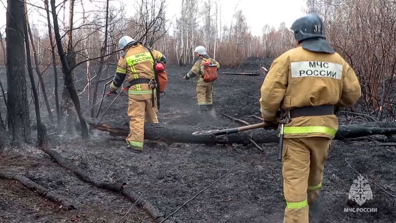 Russian wildfires tear through Urals, Siberia