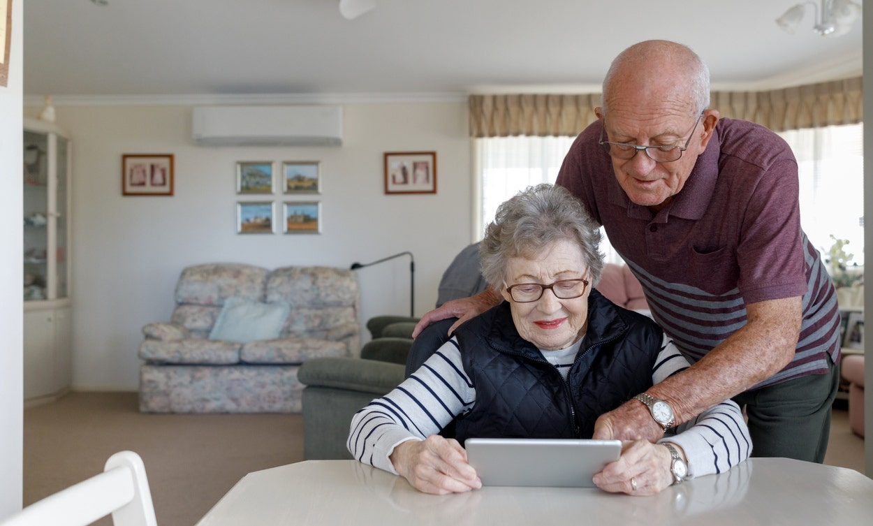 Internet use by seniors on regular basis could slash their dementia risk, study suggests