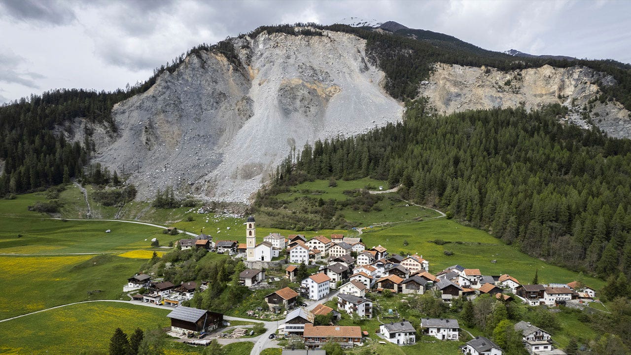Los extremistas hacen las maletas para evacuar un pueblo suizo bajo la amenaza inmediata de un deslizamiento de rocas
