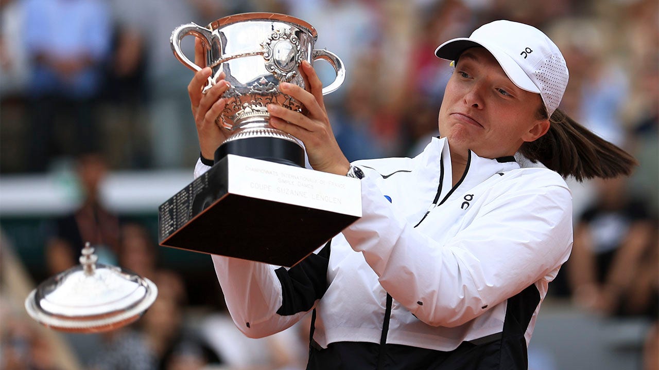 Iga Swiatek beats Karolina Muchova for third French Open title