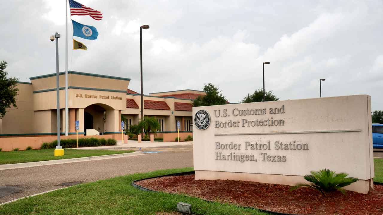 News :Border agency reassigns chief medical officer after in-custody death of child