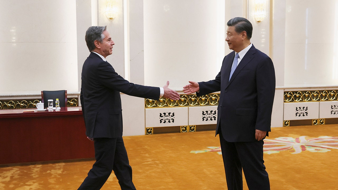 Blinken, Xi Jinping shaking hands.