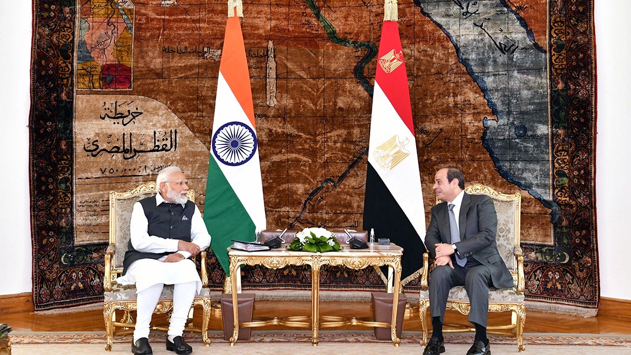 رئيس مصر يمنح رئيس الوزراء الهندي ناريندرا مودي أعلى وسام في البلاد