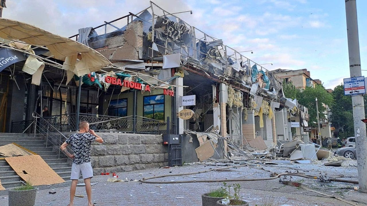 3 children, 6 adults killed in Russian bombing of pizzeria in Ukraine