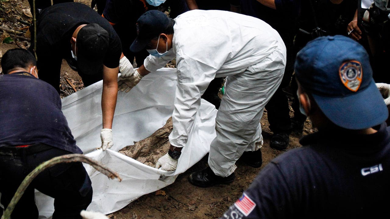 马来西亚因 2015 年发现乱葬坑和人口贩卖营地而对 4 名泰国人提出指控
