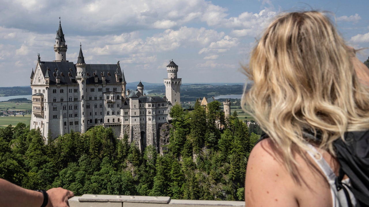 Deutsche Polizei nimmt amerikanischen Touristen fest, der zwei Frauen eine Schlucht hinunterstößt und eine nahegelegene berühmte Burg tötet