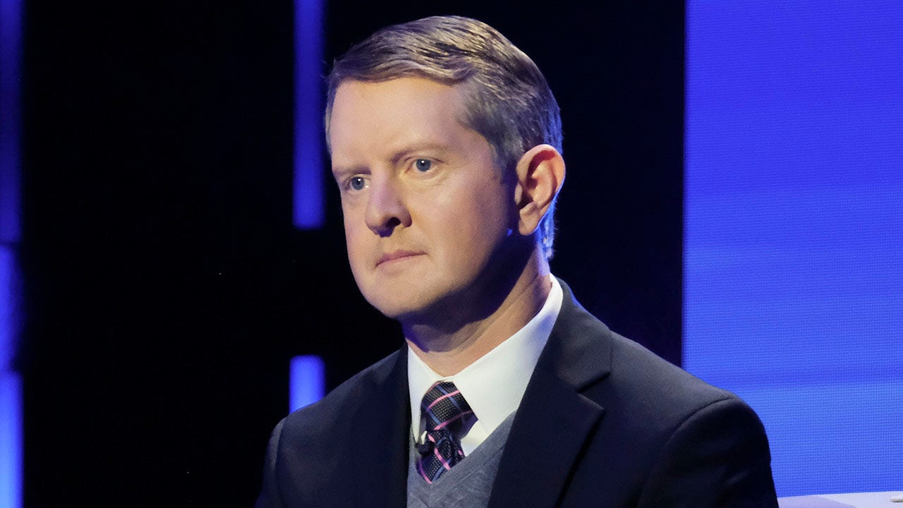 Ken Jennings is playing on a game show. "pursuit"
