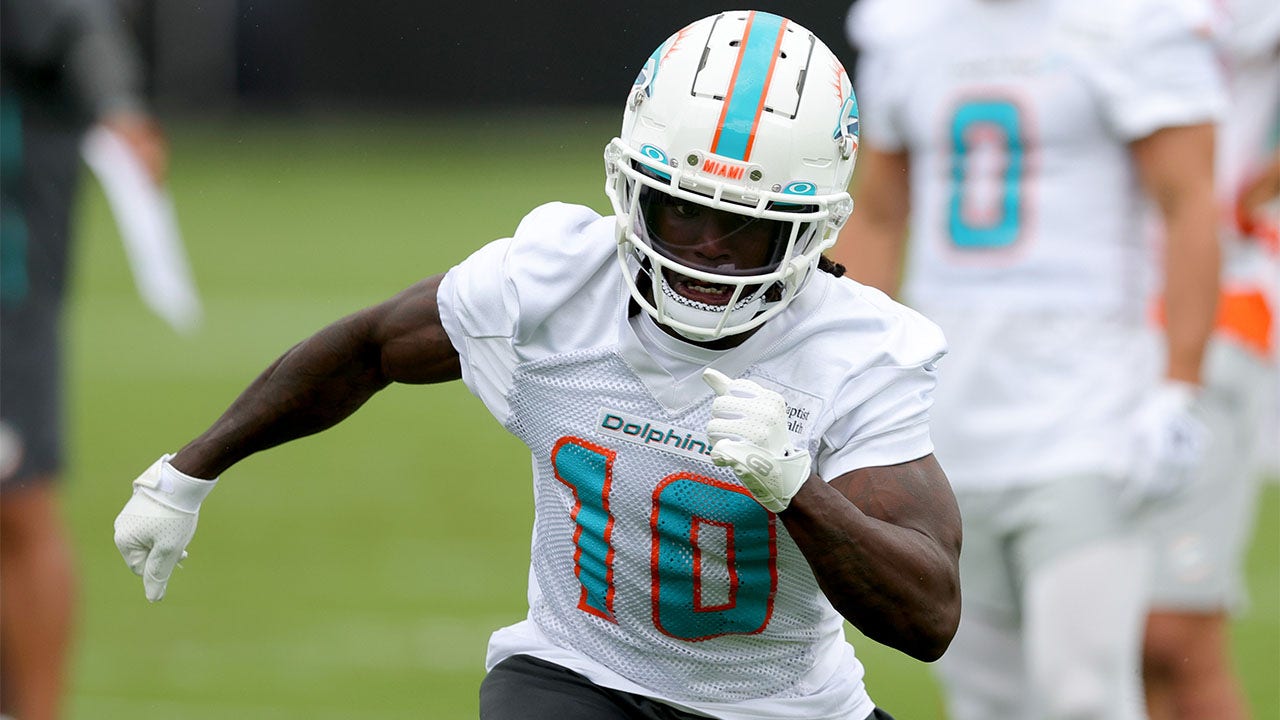 Tyreek Hill practices