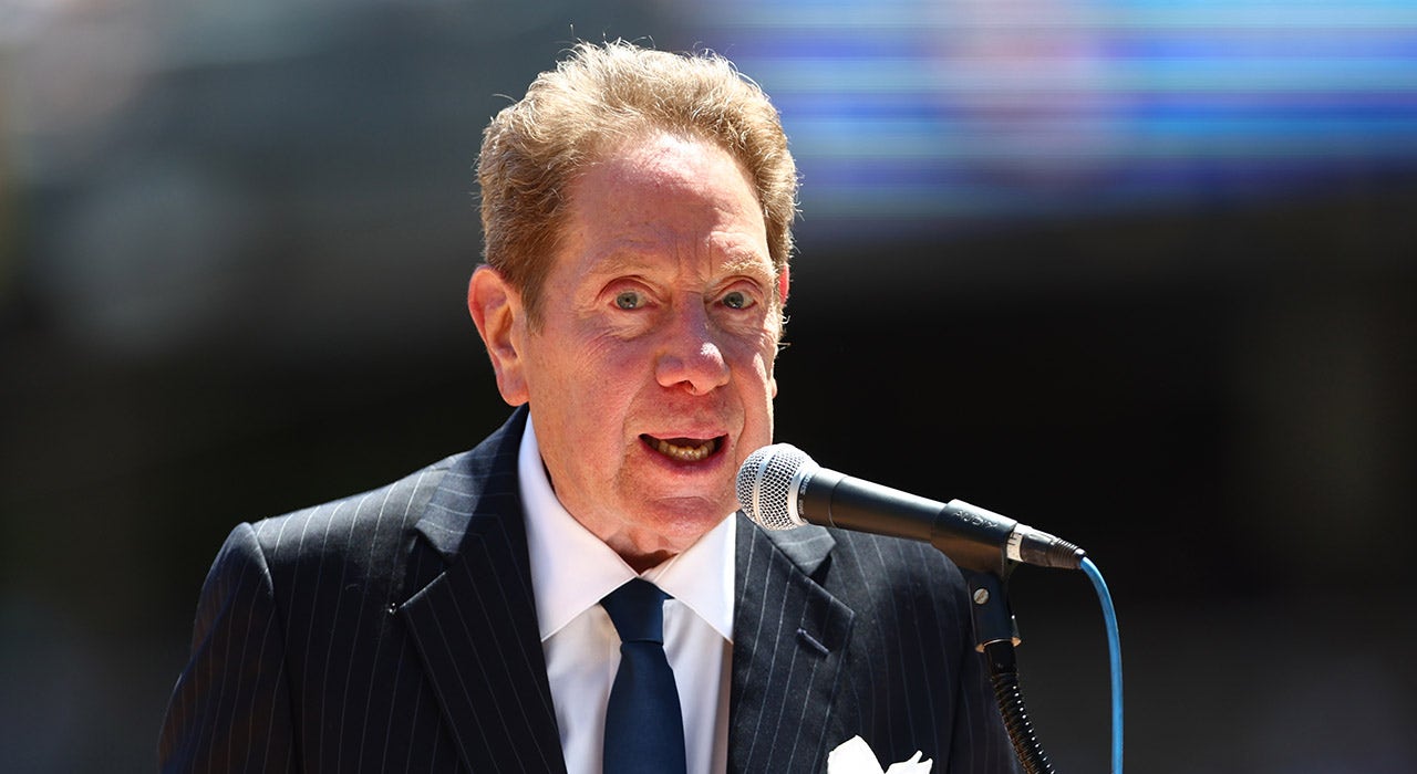 You are currently viewing Yankees iconic radio voice John Sterling retiring immediately, team announces