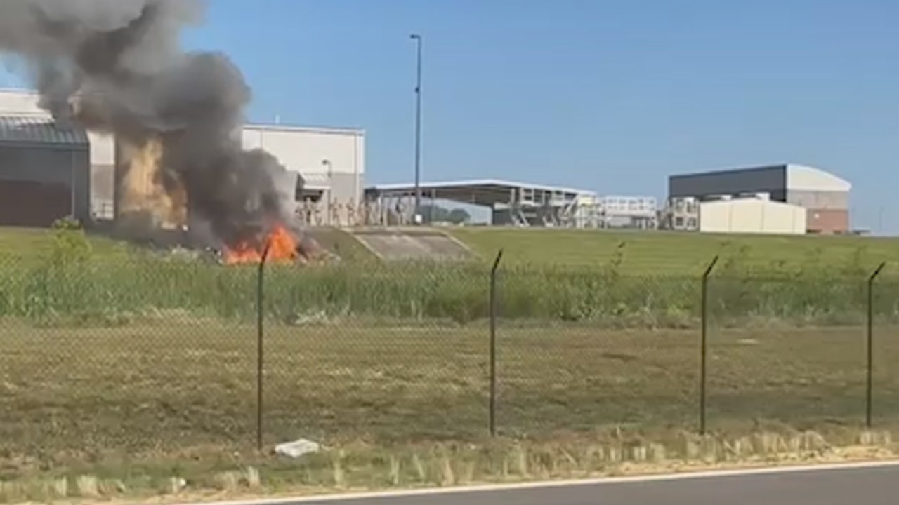 Fiery small plane crash kills 2 people in Mississippi: video