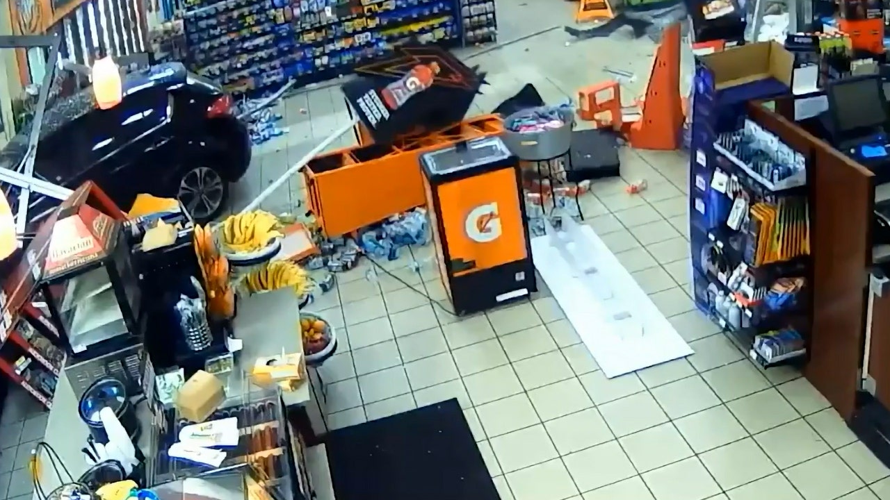 News :Florida man crashed car into convenience store at high speed, pinning pedestrian: video