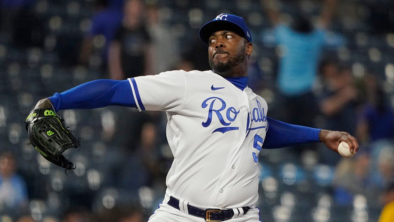 Rangers acquire once-dominant closer Aroldis Chapman from Royals