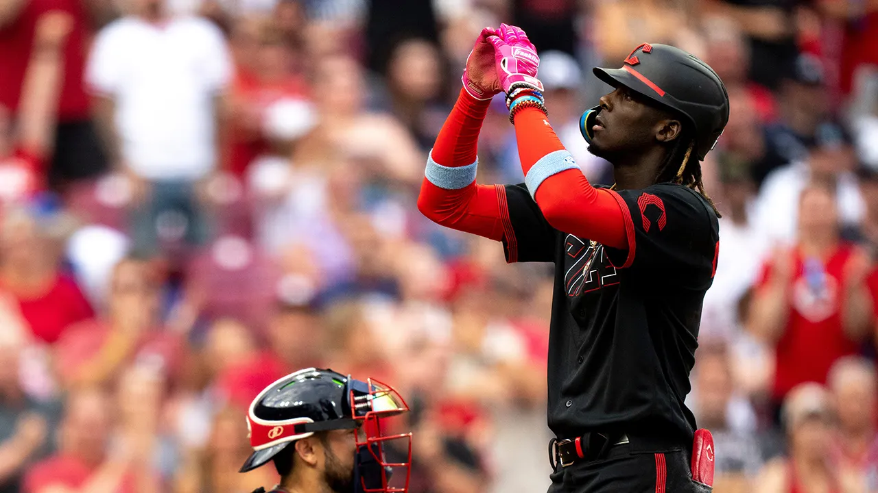 Reds' top prospect Elly De La Cruz hits for cycle in just his 15th