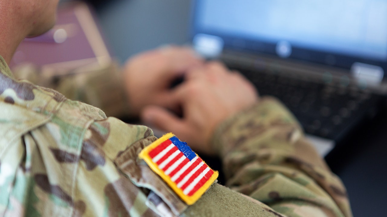 us soldier on a laptop