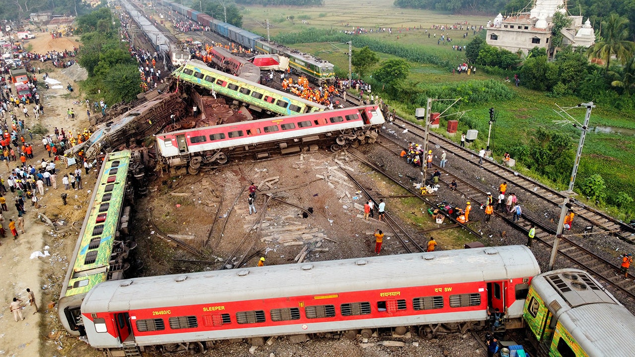 Search for survivors ends with more than 260 dead in India train crash