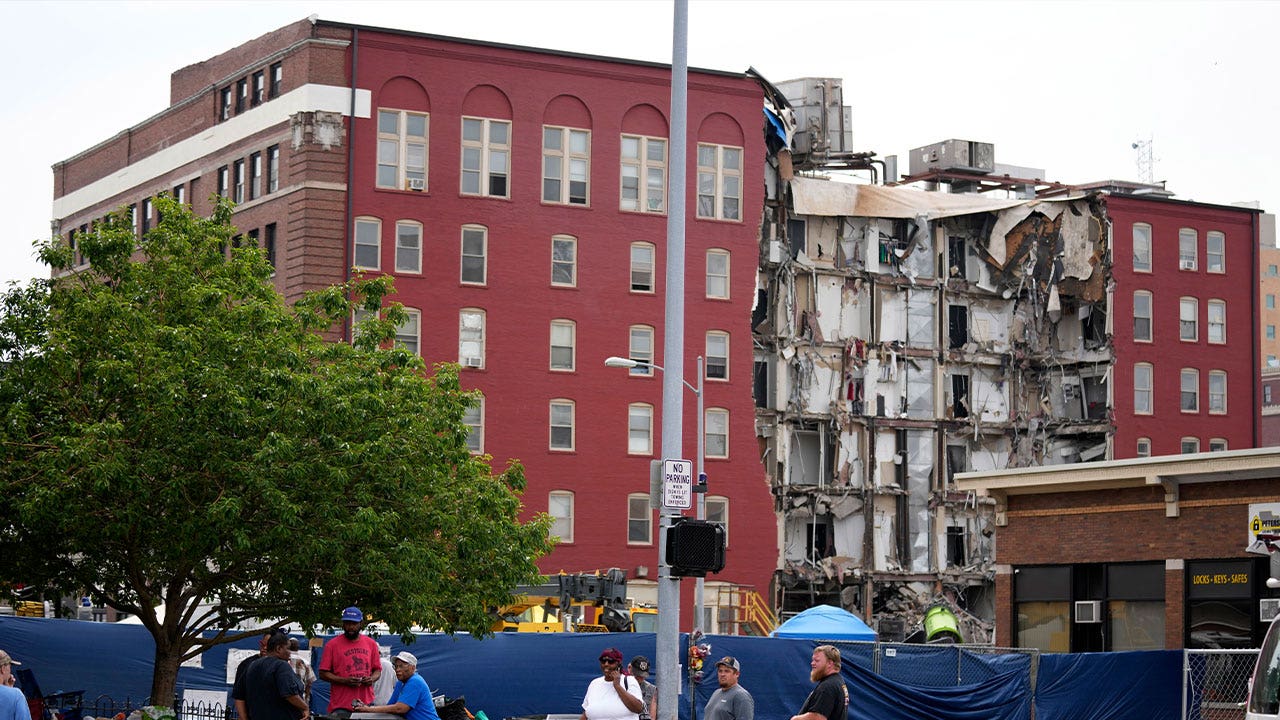 Crews in Iowa demolish remains of collapsed apartment building | Fox News