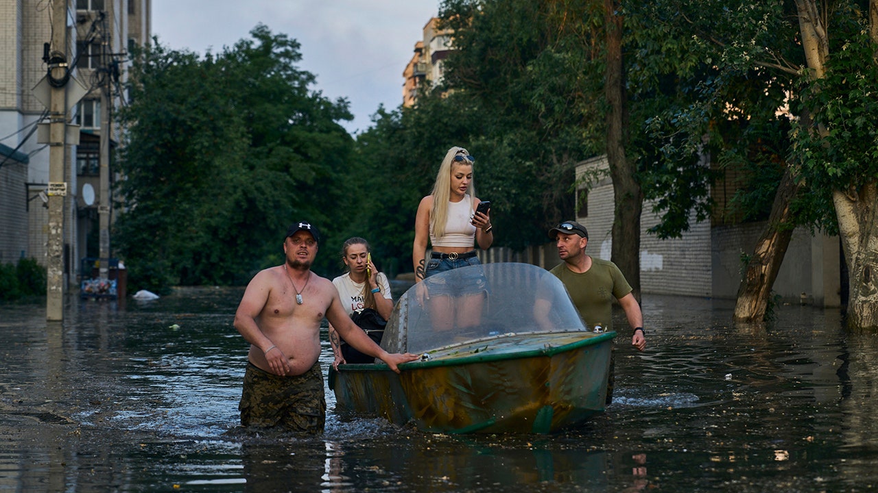 Los ucranianos huyen de las inundaciones tras el colapso de una presa, y hasta 20.000 necesitan mudarse