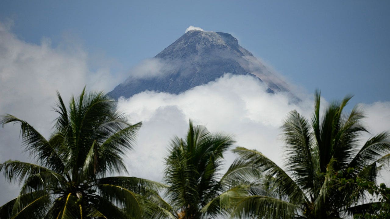 Philippines’ Mayon Volcano begins gentle eruption, thousands of villagers evacuate