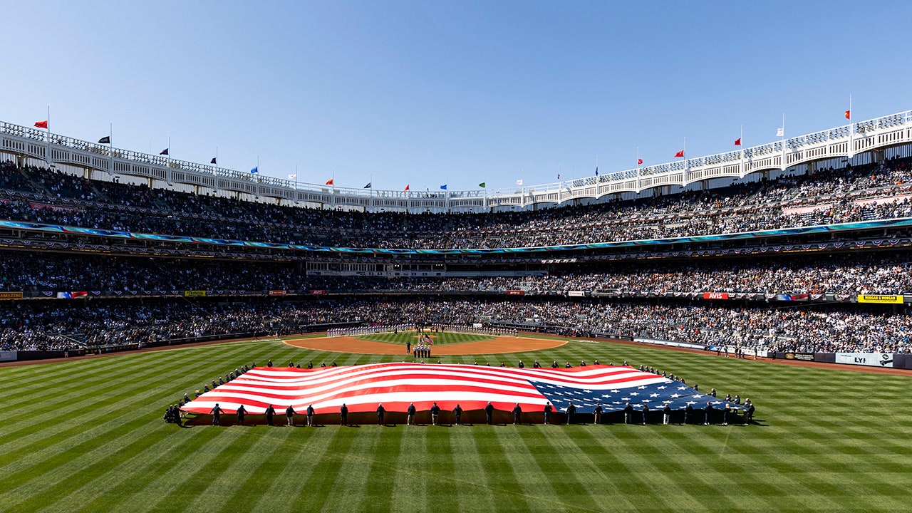 Yankee Stadium durante el himno