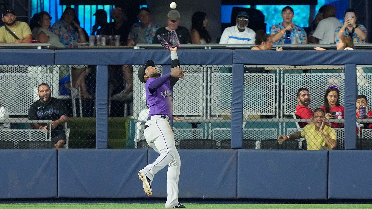 Jurickson Profar makes catch