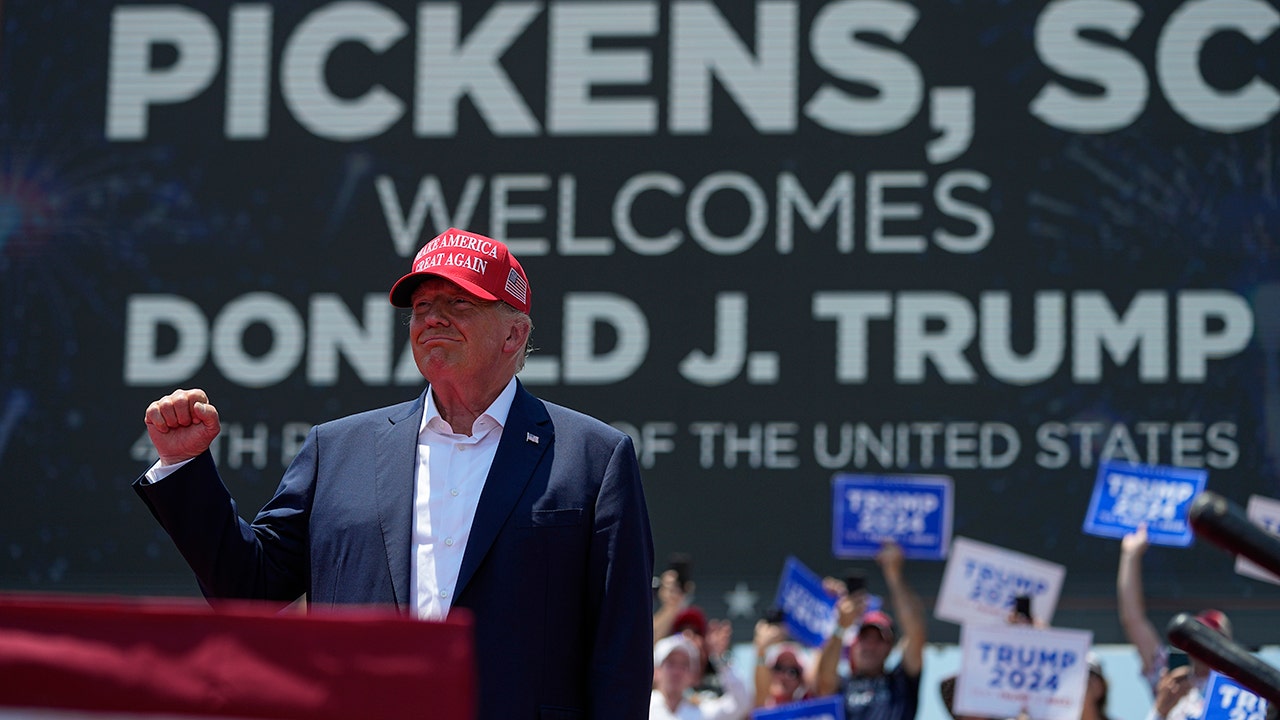 Trump Draws Massive Crowd Of At Least 50K In Small South Carolina Town ...