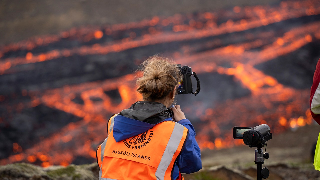 حذر السياح من الابتعاد عن ثوران بركان في أيسلندا بسبب قذف الحمم البركانية والغازات الضارة