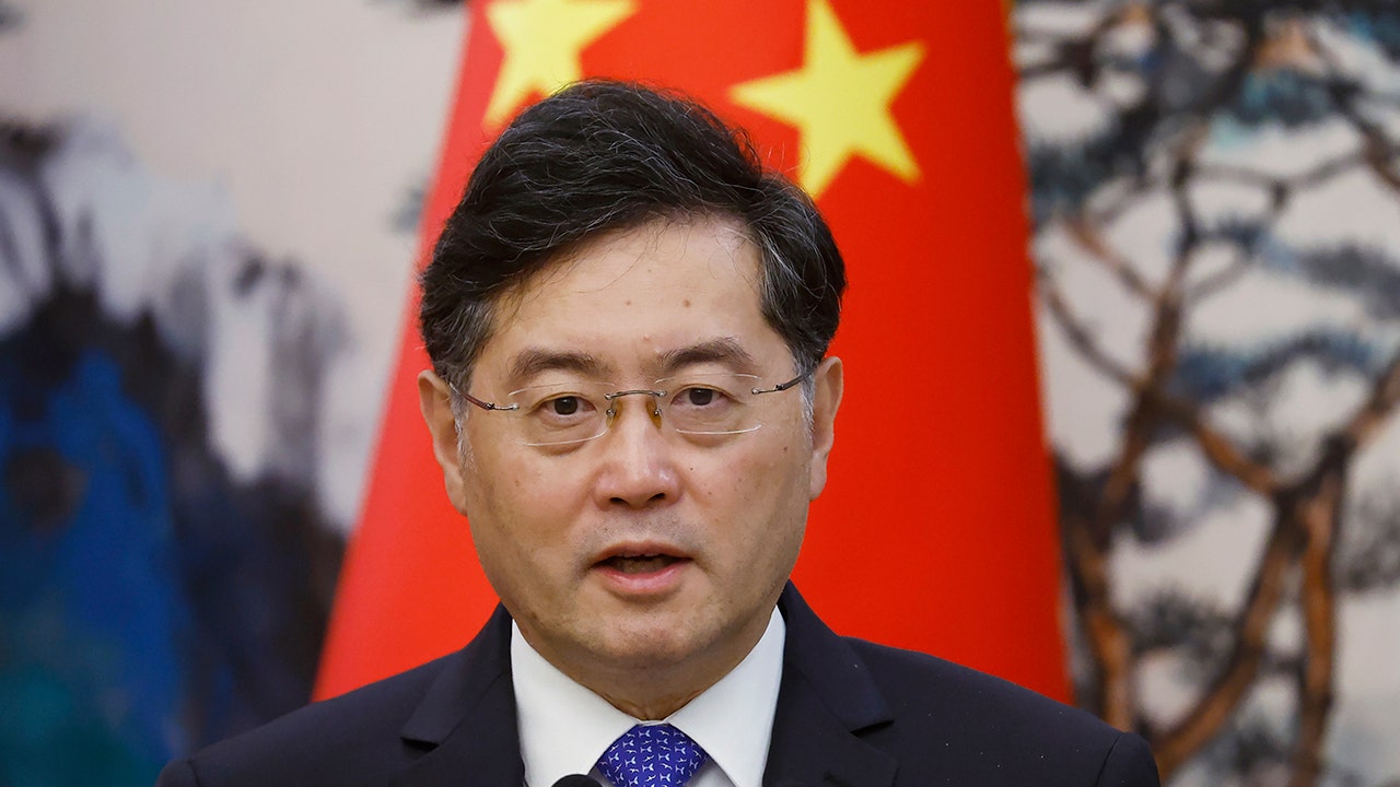 قال المتحدث الرسمي إن وزير الخارجية الصيني لن يحضر قمة الآسيان التي تستمر يومين بسبب المرض