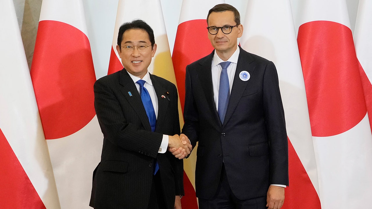 رئيس الوزراء الياباني يلتقي نظيره البولندي لبحث الأمن والحرب الروسية على أوكرانيا