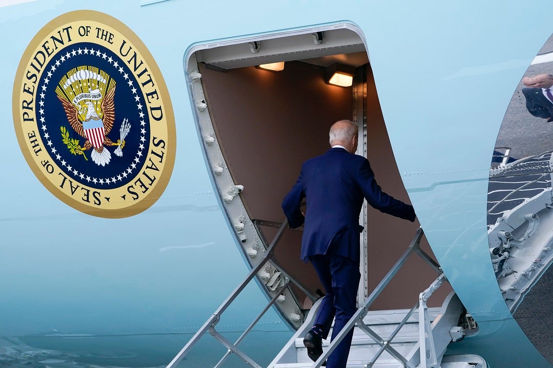 يتعثر بايدن أثناء محاولته الصعود على متن طائرة الرئاسة عقب قمة القادة