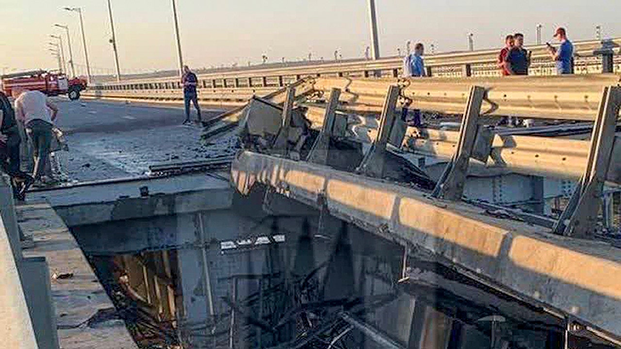 هجوم على جسر القرم يسفر عن مقتل شخصين وإلحاق أضرار بخط إمداد روسي رئيسي
