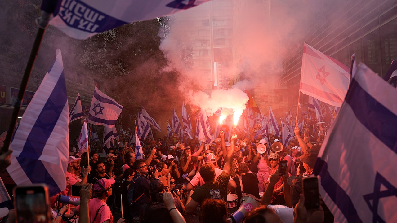 المتظاهرون الإسرائيليون يبدأون “يوم الاضطراب” بإغلاق المقرات العسكرية وبورصة الأوراق المالية