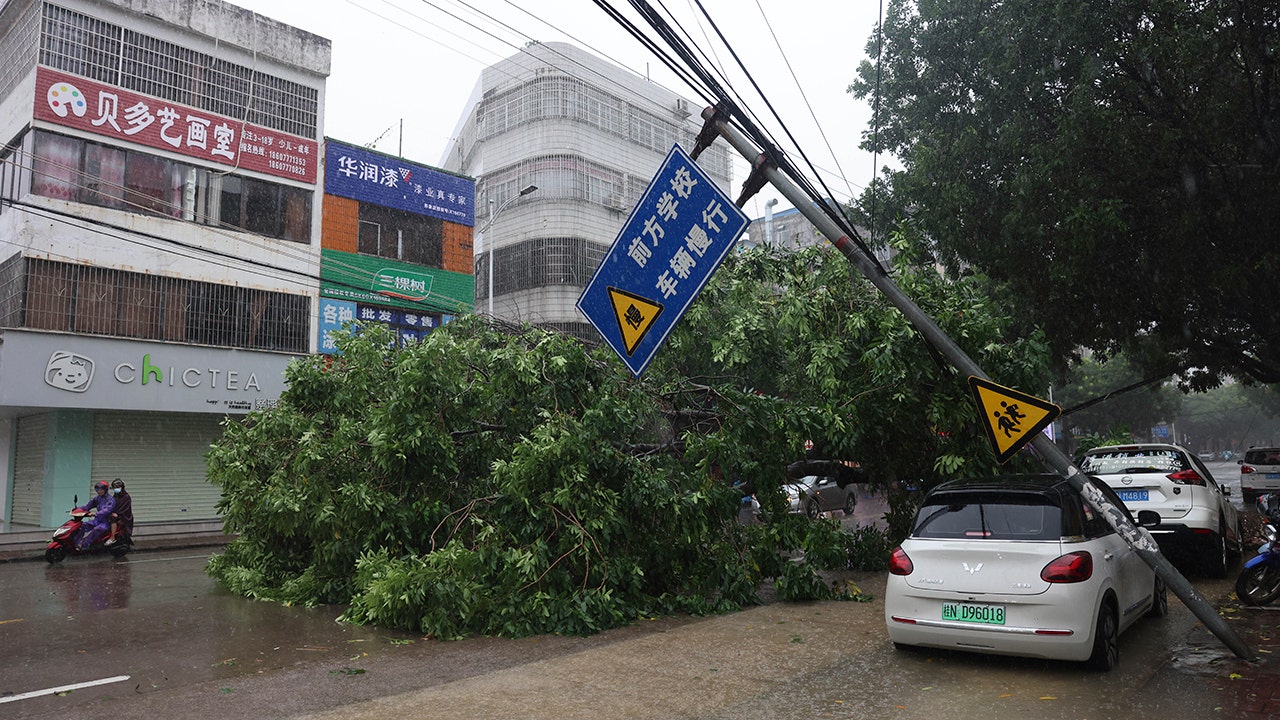 إعصار تليم يجتاح الصين ويوقف النقل العام والمدارس