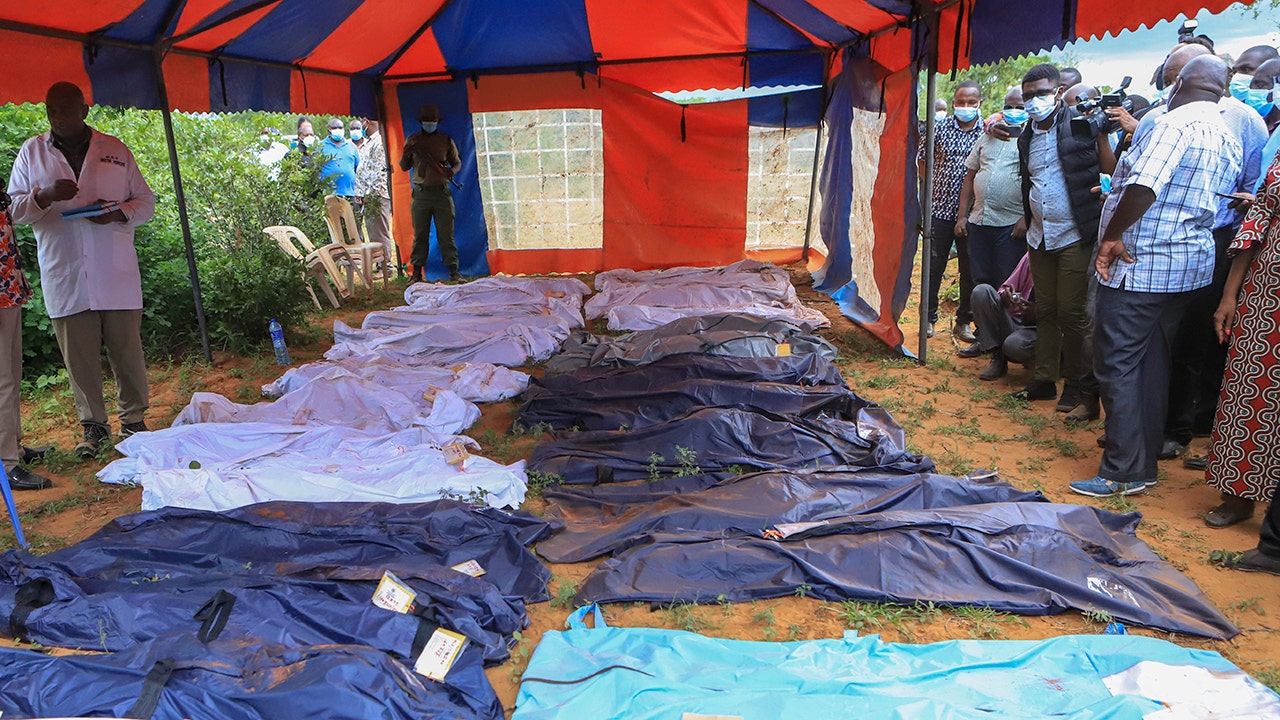 تجاوز عدد أعضاء طائفة “يوم القيامة” الكينية الذين عثر عليهم ميتون 400 فيما عثرت السلطات على 12 جثة أخرى