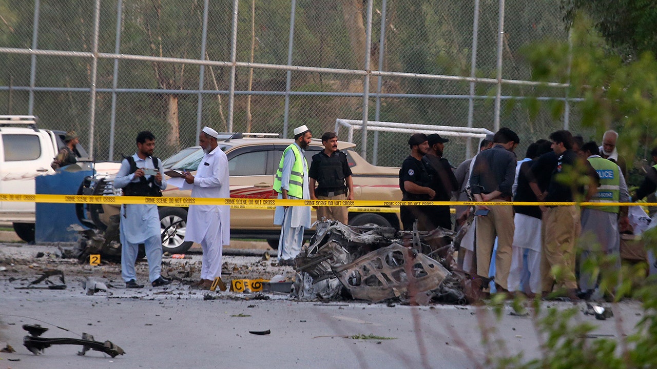 انتحاري يفجر هجوم انتحاري على شاحنة تقل قوات الأمن الباكستانية ، ما لا يقل عن 8 جرحى