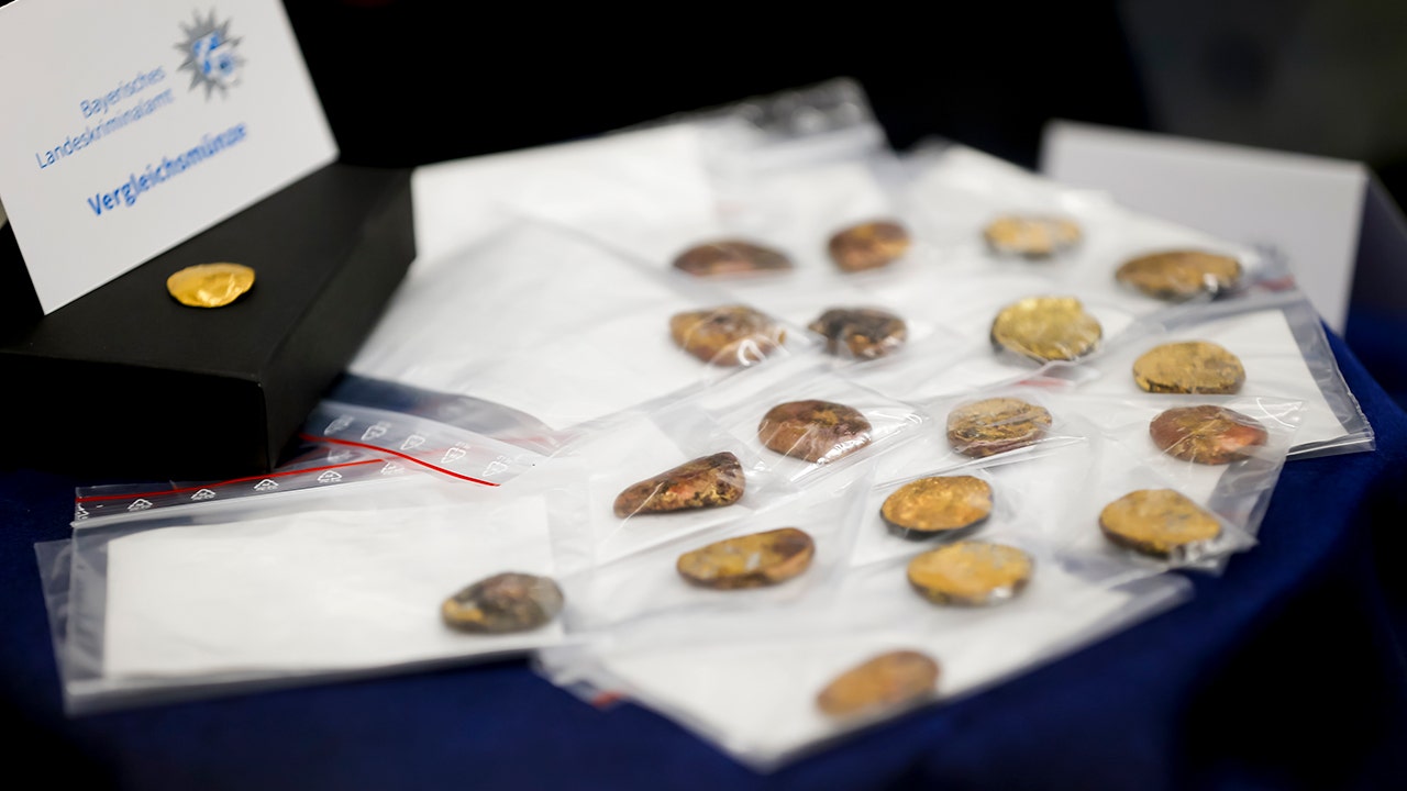 يعثر المحققون الألمان على كتل من الذهب أثناء بحثهم في سرقة مئات العملات المعدنية القديمة في سلتيك