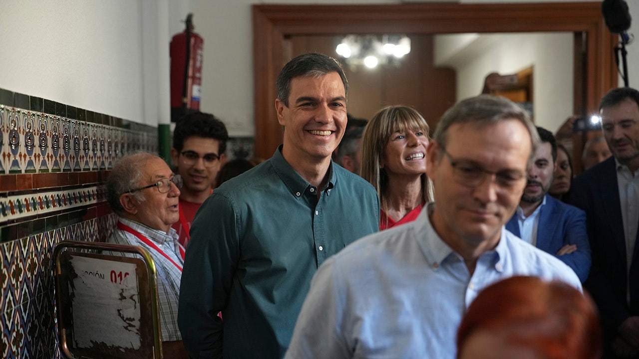 Spaniens Premierminister Pedro Sanchez lächelt bei seiner Ankunft im Wahllokal in die Kameras