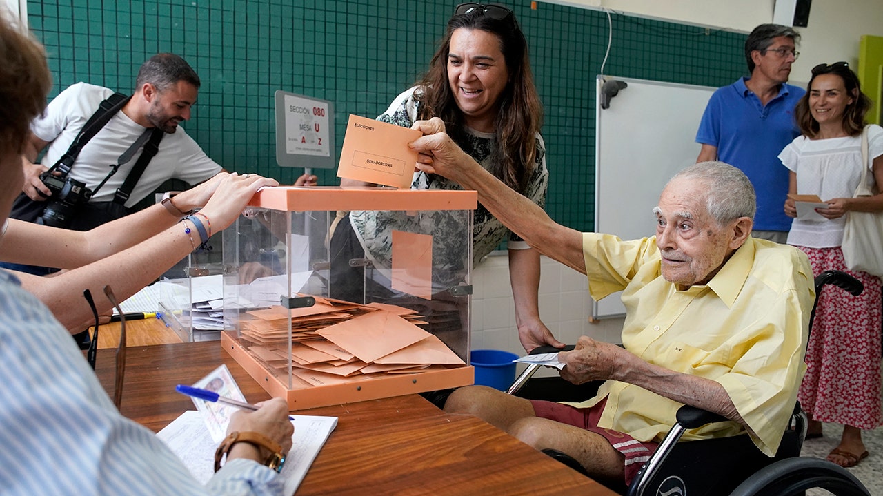 رجل مسن يضع التصويت في صندوق الاقتراع