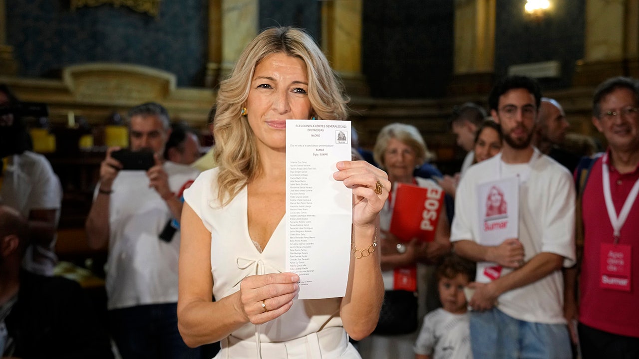 Der Anführer der spanischen Linkskoalition Sumar zeigt Stimmzettel