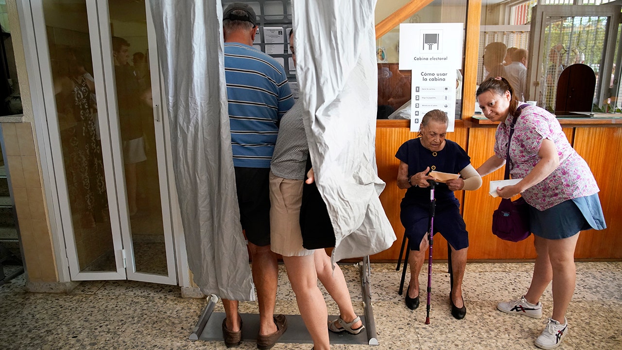 Ein spanisches Paar in einer Wahlkabine