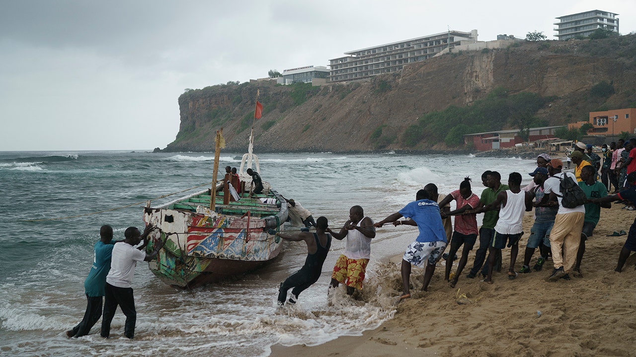 العثور على 17 قتيلا بعد انقلاب قارب مهاجرين قبالة سواحل العاصمة السنغالية
