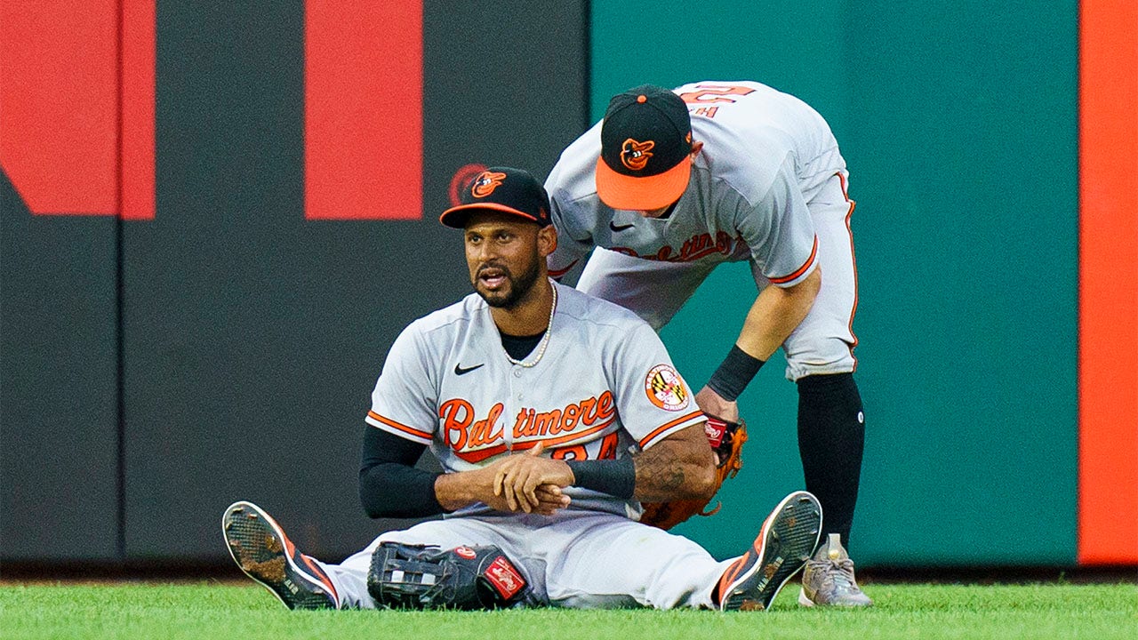 Aaron Hicks sits in outfield