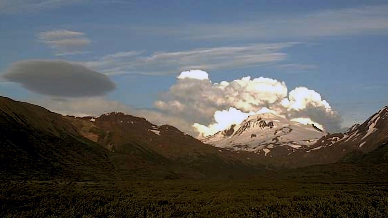 ثوران بركان ألاسكا يخف بعد انبعاث سحابة رماد ضخمة