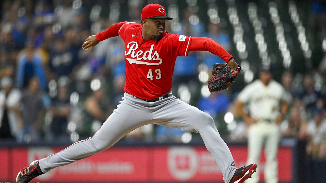 Alexis Diaz throws pitch
