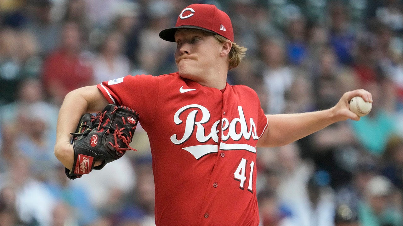 Andrew Abbott throws pitch